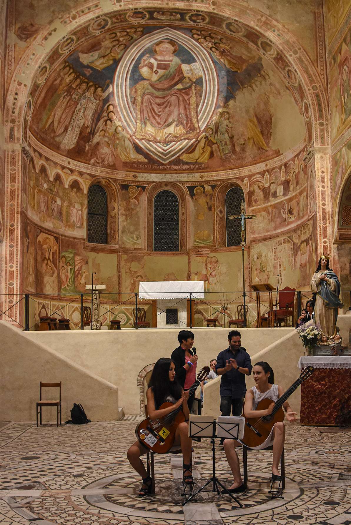 Concerto di violini all'interno della parrocchia Santa Maria