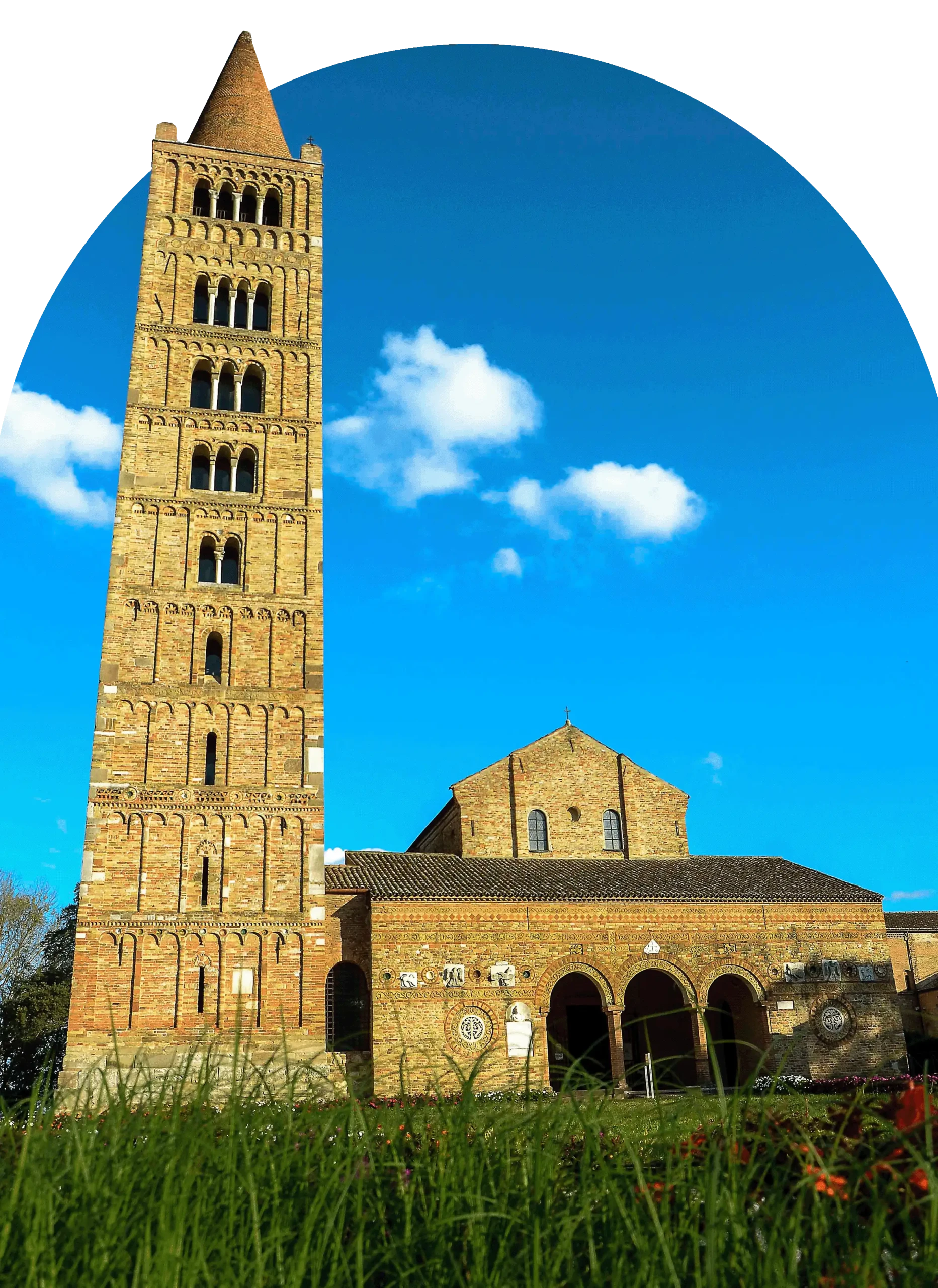 AbbaziaPomposa_Visita Abbazia di Pomposa vista dal basso con campanile e facciata in mattoni